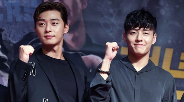 Promosi 'Midnight Runners' Sendiri, Kocaknya Kang Ha Neul Peluk Standee Park Seo Joon