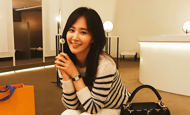 Tiba di New York untuk Fashion Week, Yuri SNSD Langsung Ngeksis Pose Kece
