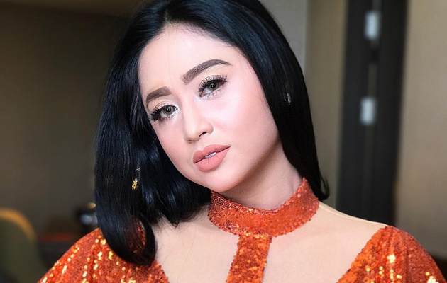 Nyanyi di 'Pesbukers' Pakai Kebaya Model Ini, Dewi Persik Cantik Mirip Sailor Moon