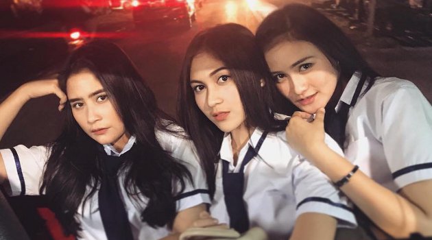 Gaul Gaya Berfoto Bersama Teman Teman foto candid kekinian