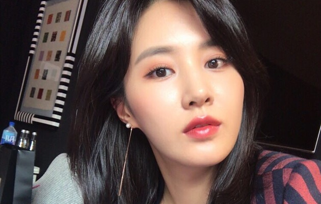 Pede Pakai Dress Kuning Cerah, Yuri Girang Hadiri Pesta di New York