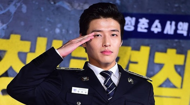 Berangkat Wamil, Kang Ha Neul Umbar Senyum dan Foto Bareng Fans