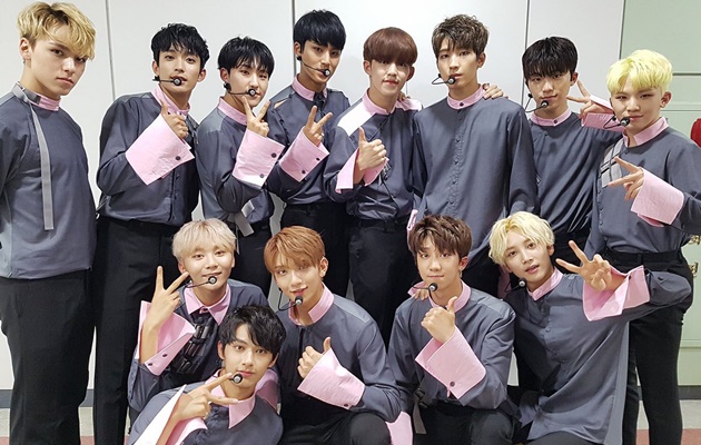 Tiba di Jakarta, Seventeen Girang Disambut Meriah Fans di Bandara