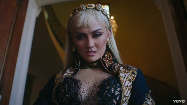 Tembus 3 Juta Viewers, MV 'Long As I Get Paid' Agnez Mo Terilhami 'Paparazzi' Lady GaGa