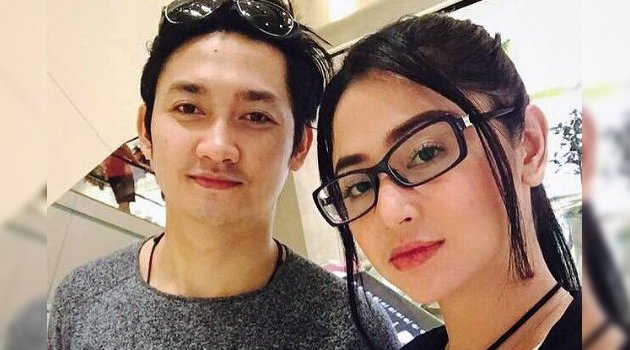 Dewi Persik Cium Angga Usai Kabar Nikah, Netter Curiga 