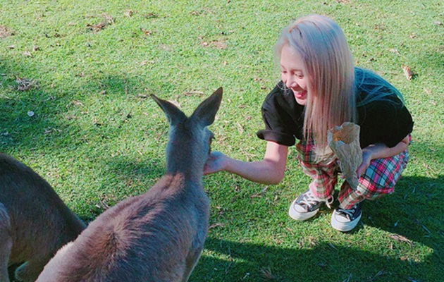 Liburan ke Australia, Kocaknya Hyoyeon SNSD Ajak Kanguru Joget