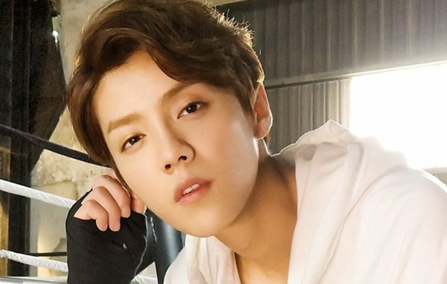 Bingung Pilih Baju Buat Kencan Bareng Pacar, Lucunya Luhan Minta Saran Fans