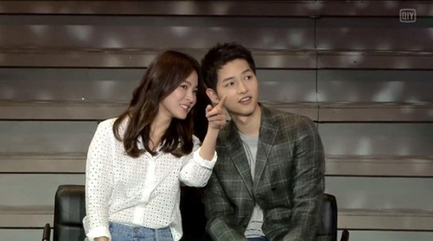 Cieee, Ternyata Joong Ki yang Jadi Fotografer Hye Kyo di Foto Ini