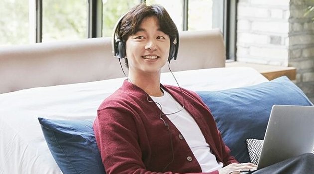 Gong Yoo dengan Setelan Klasik atau Kaus Putih, Mana yang Lebih Bikin Jantung Berdebar?
