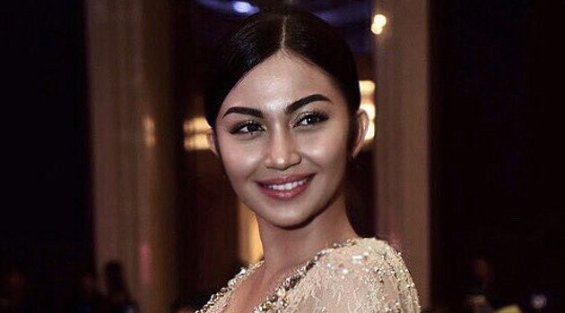 Pamer Jalan Bersama Kekasih dan Ibunda, Ariel Tatum Berhijab?