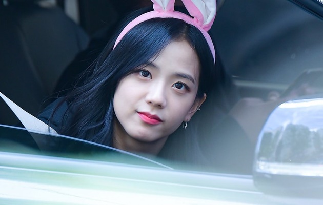 Lucunya Begini Reaksi Jisoo Black Pink Lihat Lightstick Buatan Fans