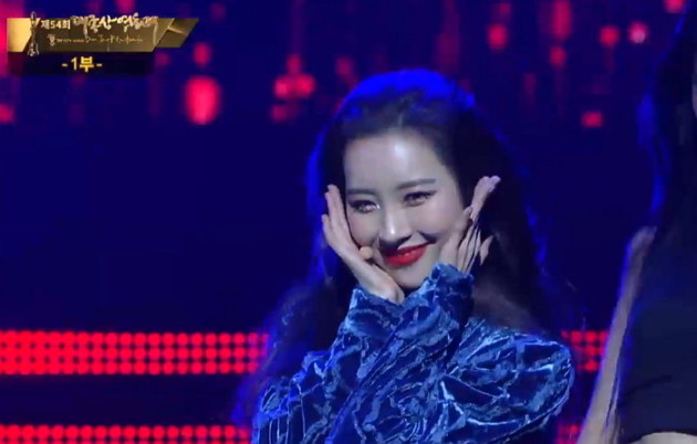 Sunmi Perform 'Gashina' di Daejong Film Awards, Ekspresi Datar Para Aktor Jadi Sorotan