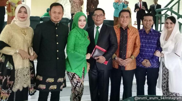 Kenakan Kebaya Putih Arumi Bachsin Pose Kocak di 