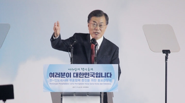 Presiden Moon Jae In Beri Kahiyang Ayu Album EXO Bertanda Tangan, Netter Korea Heboh
