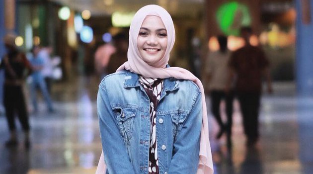 Rina Nose Dituding Lepas Hijab Demi Pacar Baru Hingga Murtad, Mantan Suami Ikut Disalahkan Netter