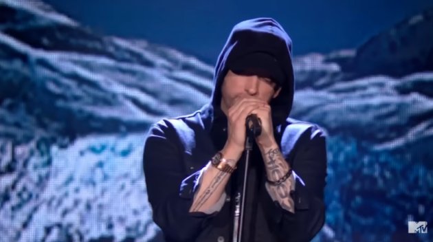 Tanpa Beyonce, Eminem Bikin Merinding Bawakan 'Walk On Water' di MTV EMA