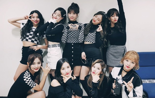 Sapa Fans di Siaran V Live, Girangnya Twice Main Salju di Hokkaido