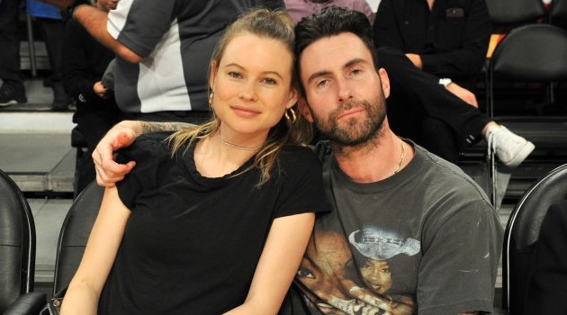 Iseng, Behati Prinsloo Unggah Foto Telanjang Adam Levine 