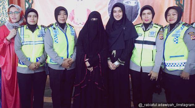 Umi Pipik Dikawal Polisi, Netter: Takut Dilabrak Seperti Umi Pipik Dikawal Polisi, Netter: Takut Dilabrak Seperti