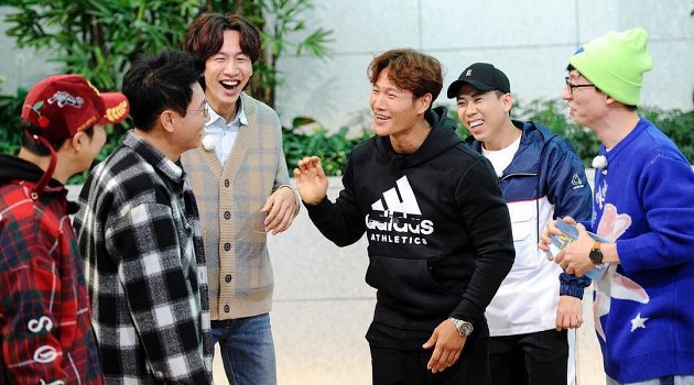 Kim Jong Kook-Haha dan Lee Kwang Soo Pakai Kostum Nyeleneh di 'RM', Netter Ngakak