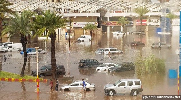 Wow, Seorang Wanita Asyik Berselancar di Tengah Banjir yang Melanda Jeddah