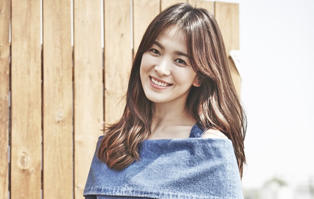 Bukan Joong Ki, Hye Kyo Ceria Foto Dirangkul Sahabat Prianya Ini