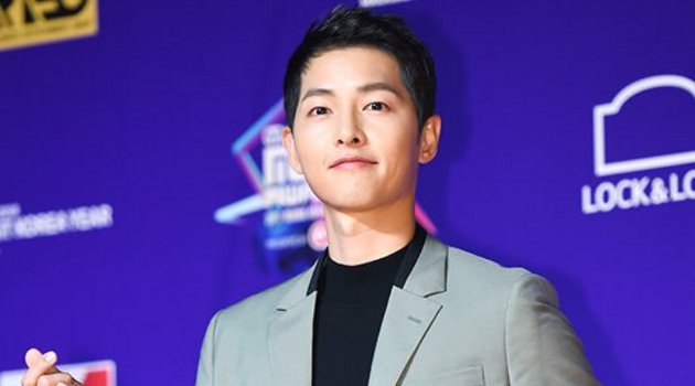 Song Joong Ki Bahas Kedekatannya dengan D.O. EXO dan Popularitas BTS
