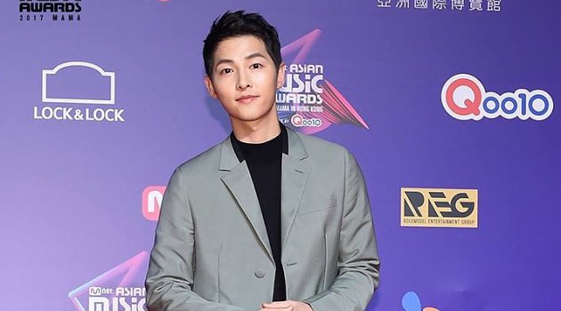 Ketemu Lagi, Song Joong Ki Asyik Ngobrol dengan Sosok Nenek Ini di Backstage MAMA 2017