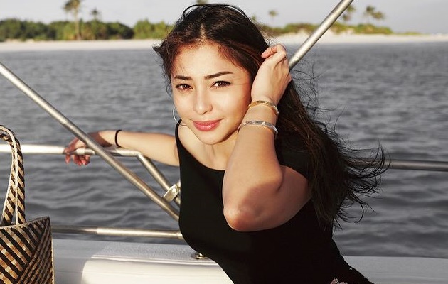 Menyelam di Laut, Celana Hingga Lekuk Tubuh Nikita Willy Jadi Sorotan