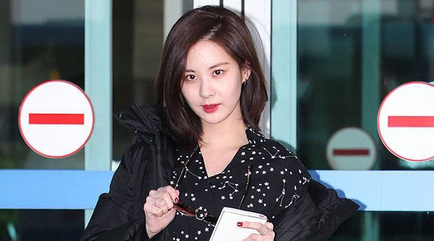 Beruntung Banget, Fans Ini Foto Bareng dan Dapat Tanda Tangan Seohyun di Bandara New York