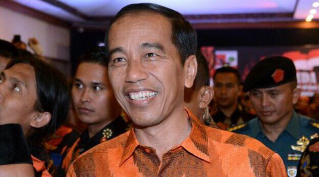 Ngopi Saat Kunjungan Kerja, Netter Salah Fokus Sama Casing Ponsel Jokowi