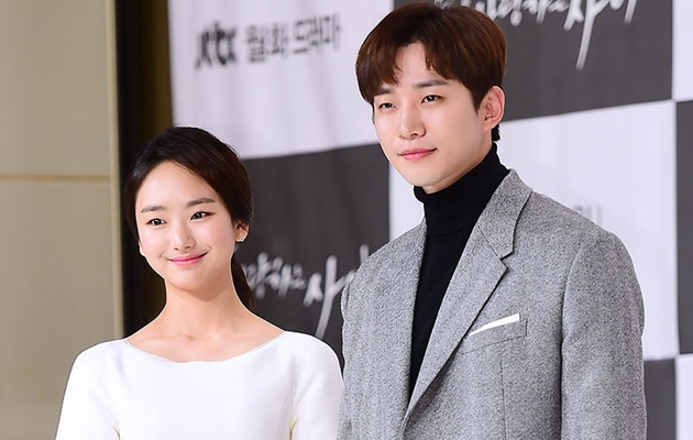 Won Jin Ah Santai Pandangi Junho Telanjang Dada di 'Just Between Lovers'