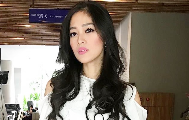 Tampil Seksi Pamer Pundak, Tubuh Langsing Gracia Indria Bikin Iri