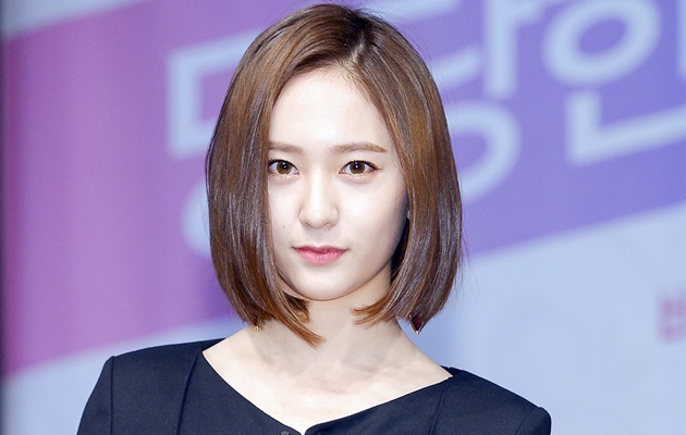 Hadiri Acara Ini, Cantiknya Krystal Tampak Girang dan Tebar Senyum Manis