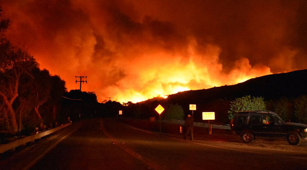California Dilanda Kebakaran Dahsyat, Angin Kencang Hambat Pemadaman Api