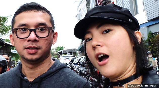 Serba Merah, Intip Foto Poppy Sovia Resmi Dilamar Kekasih