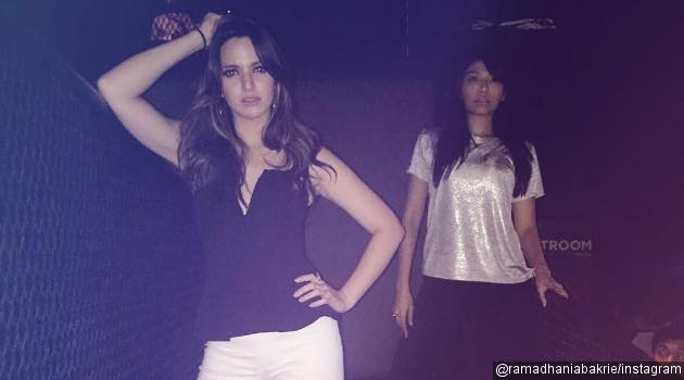 Nia Ramadhani Seksi Ala Britney Spears Sambil Nongkrong 