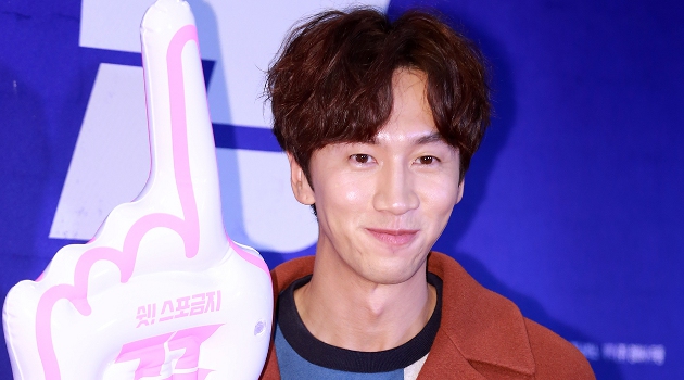 Mulai Sibuk Syuting, Kerennya Lee Kwang Soo Pakai Jas di 'Live'