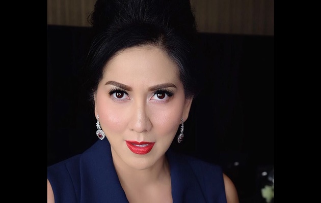 Berangkat Umrah dengan Anak, Penampilan Venna Melinda Berhijab Curi Perhatian