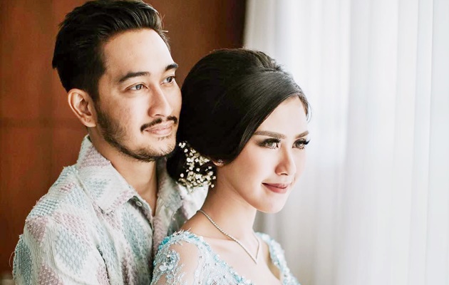 Pamer Pundak Mulus di Foto Prewedding dengan Jeje