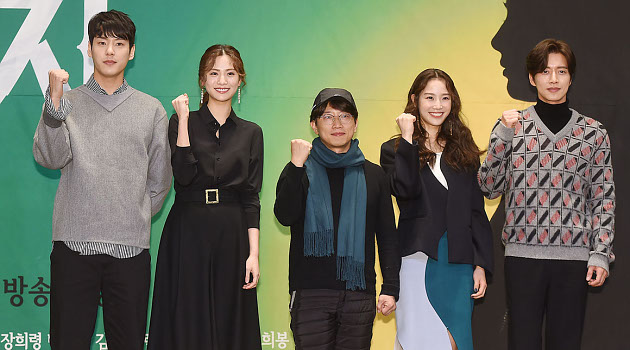 Cantik Memukau, Nana Sumringah Gandeng Park Hae Jin di Preskon 'Four Men'