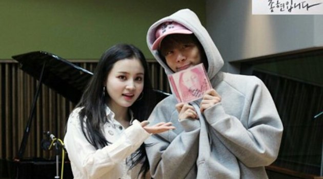Nangis di GDA, Fans Ingat Momen Lee Hi Diberi Bunga oleh Jonghyun