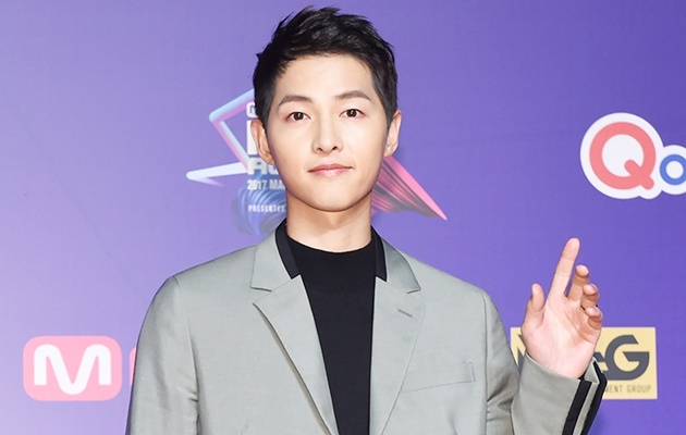 Bikin Iri, Beruntungnya Fans-Fans Ini Bisa Selfie Bareng Song Joong Ki
