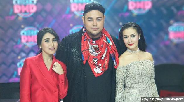Ayu Ting Ting Pakai Blazer Merah Netter Sindir Plagiat Ayu Ting Ting Pakai Blazer Merah Netter Sindir Plagiat