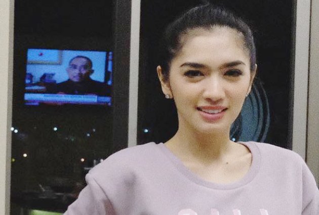 Foto Keluarga Tanpa Suami, Angel Karamoy Seksi Pamer Lekuk Tubuh