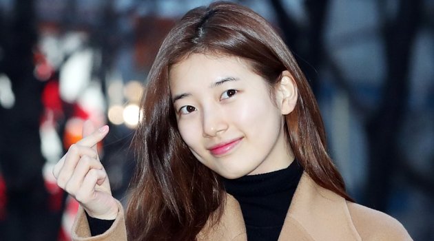 Cantik Banget Suzy Mendadak Pakai Kerudung Saat Acara 