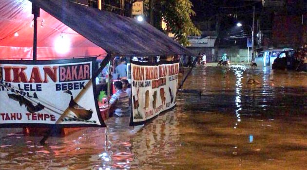 Gak Sedih, Mereka yang Pilih Tetap Santai dan Asyik Sendiri Meski Kebanjiran