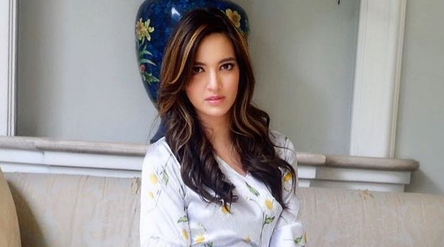Sambut Imlek Bareng Keluarga Bakrie, Nia Ramadhani Tampil Cantik Pakai Cheongsam