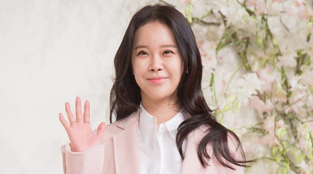 Suami Akui Pakai Narkoba, Baek Ji Young Menangis di Konser