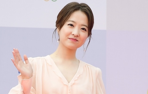 Ultah, Park Bo Young Jadi Sukarelawan Bagikan Briket Bareng Fans